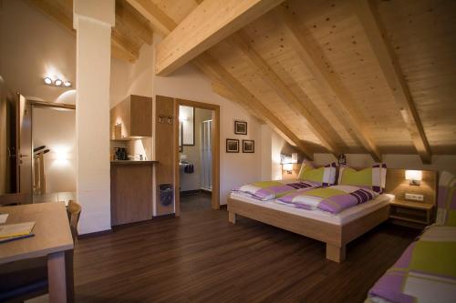 - une chambre avec un grand lit dans l'établissement ff Appartements, à Bramberg am Wildkogel