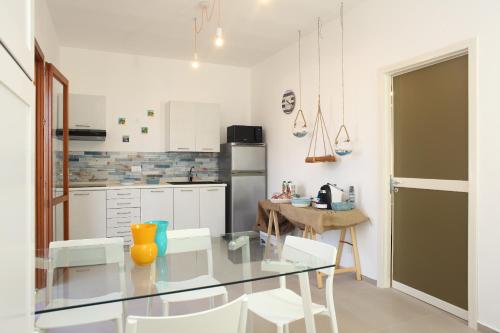 Кухня или мини-кухня в BeachSide Rooms & Suites
