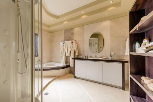 Ένα μπάνιο στο Lucia's Secret Garden