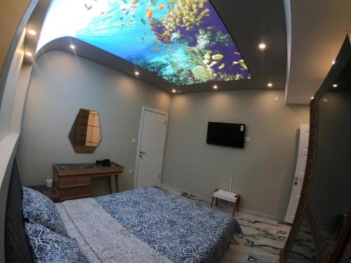 a bedroom with a fish tank on the ceiling at PASHA APART~BOUTİQUE HOTEL/YALOVA in Yalova