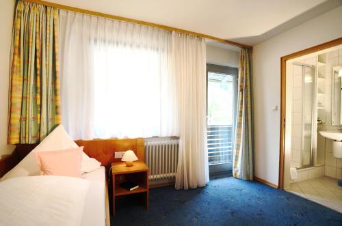 Tempat tidur dalam kamar di Hotel Waldblick