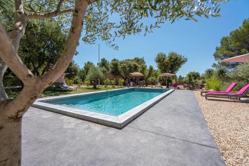 Kolam renang di atau dekat dengan Mas la Chêneraie Lourmarin - Au calme, à 10 mn du centre ville à pied