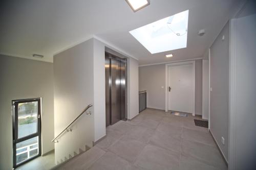 an empty hallway with a skylight in a building at Villa Düne -Penthousewohnung WE 18 in Baabe