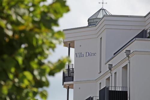 a white building with a sign that reads wildlife drive at Villa Düne -Penthousewohnung WE 18 in Baabe