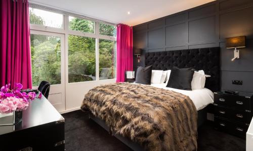 מיטה או מיטות בחדר ב-Kotel Windermere