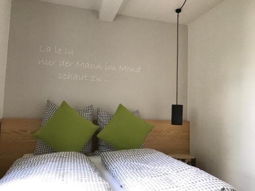 Ένα ή περισσότερα κρεβάτια σε δωμάτιο στο WAGNERS Ferienwohnungen in Norhalben