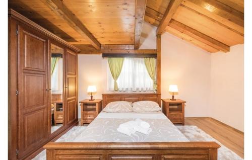 una camera da letto con un grande letto con due comodini di Kuća za odmor Mila a Tuheljske Toplice