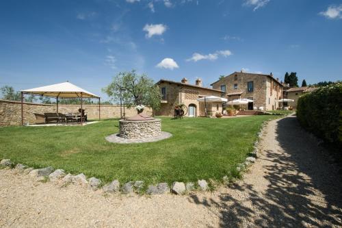 a garden with a fountain in the middle of a yard at Fattoria Pogni in Marcialla