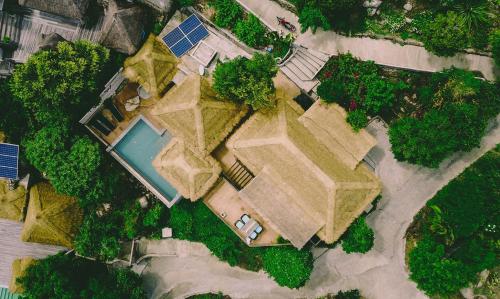 an overhead view of a yard with a house and cars at The Fisherman's Villas in Koh Tao