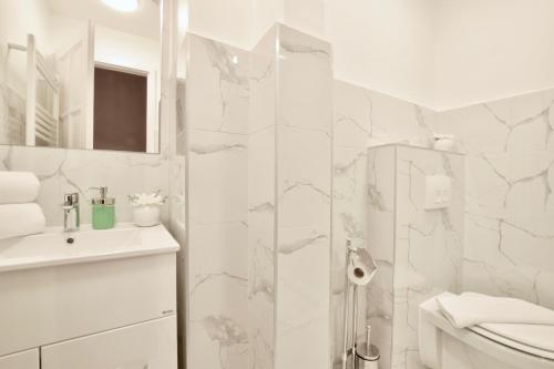 Kúpeľňa v ubytovaní Luxury Apartment by Hi5 - Havas Street