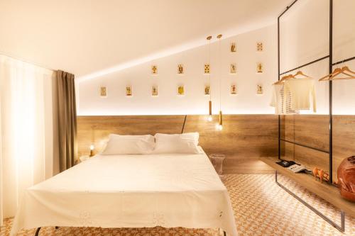 a bedroom with a large white bed in a room at Filinona B&B in Noto