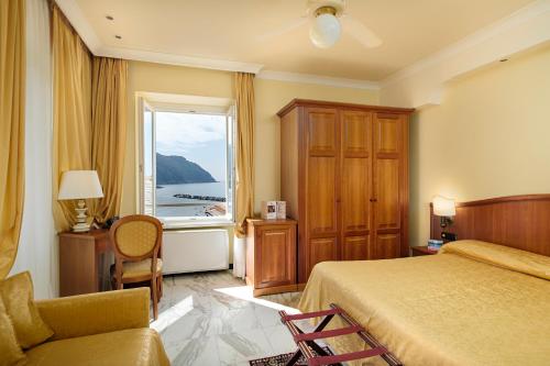 um quarto de hotel com uma cama e uma janela em Hotel Due Mari em Sestri Levante