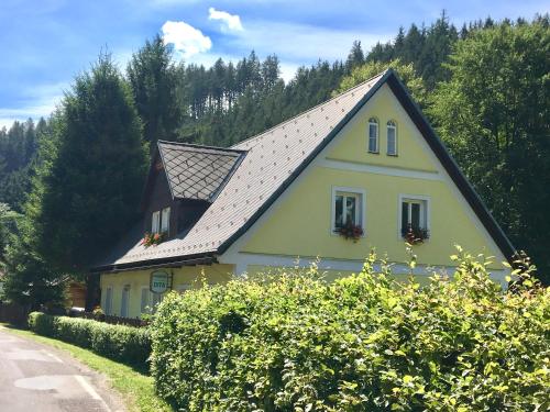 a yellow house with a gambrel roof at Pension Dita - Adršpach in Teplice nad Metují