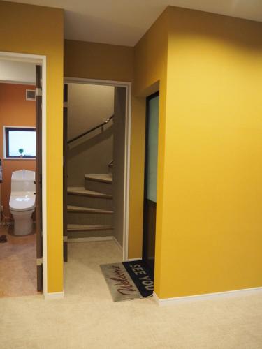 a bathroom with yellow walls and a toilet at GUEST HOUSE BOSTONS in Niigata