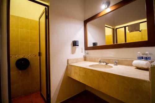 A bathroom at Hotel Degollado