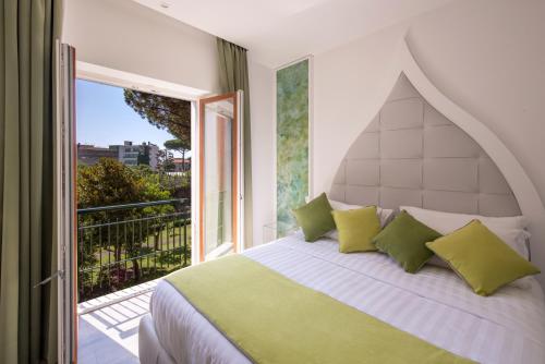 um quarto com uma cama grande e uma varanda em DIAMOND SUITE em Sorrento