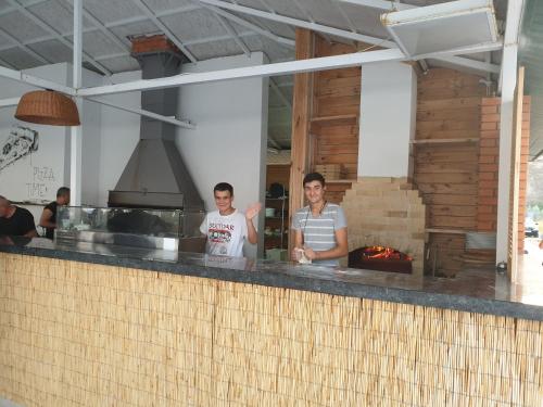 ヘリボブカにあるМорской аромат Каролино-Бугазの台所のカウンターの後ろに立つ二人