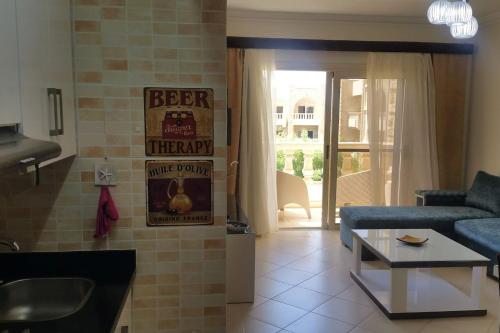 un soggiorno con un divano e un tavolo di One-bedroom apartment S2 in Vip Zone Sunny Lakes a Sharm El Sheikh