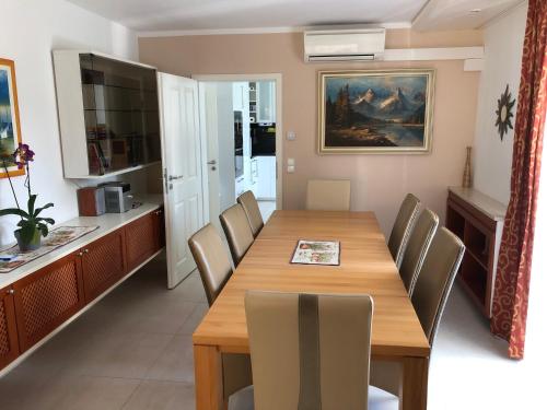 a dining room with a wooden table and chairs at Sonnenhaus in Sindelfingen