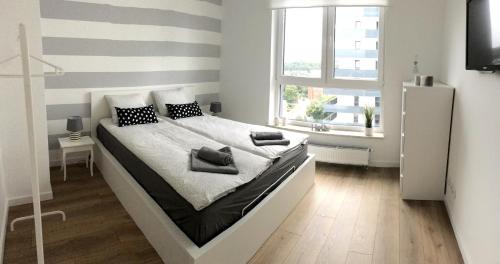 um quarto com uma cama grande e uma parede listrada em Bastion Gdański em Gdańsk