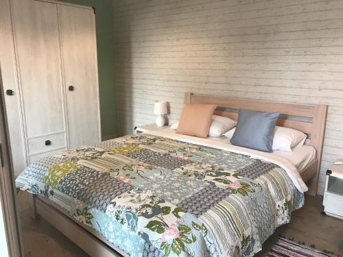 um quarto com uma cama com uma colcha em Апартаменты SILENA em Uzhhorod