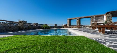 una piscina en un patio con un banco en Plakoto House, en Exámbela