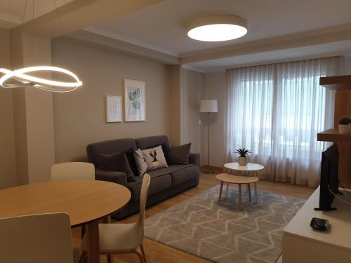 sala de estar con sofá y mesa en APARTAMENTOS PORTA NOVA, en Lugo