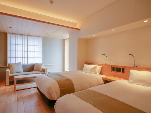 Tempat tidur dalam kamar di Kaminarimon Ryokan