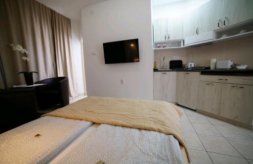Ένα ή περισσότερα κρεβάτια σε δωμάτιο στο Apartmani Diksi Zrenjanin