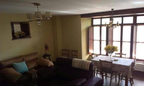 ein Wohnzimmer mit einem Sofa und einem Tisch in der Unterkunft Casa Gloria in Moncó
