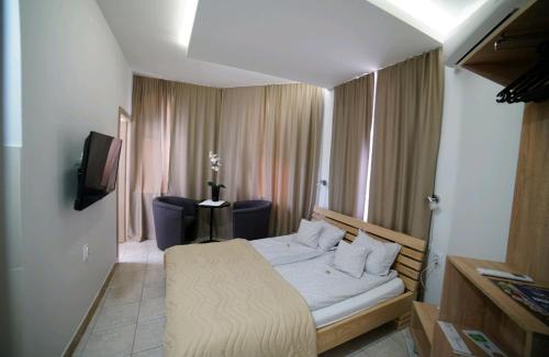 מיטה או מיטות בחדר ב-Apartmani Diksi Zrenjanin