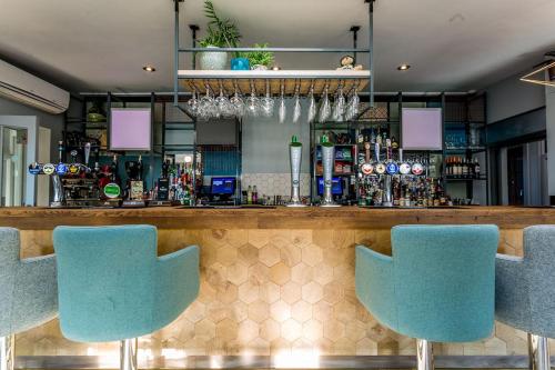 un bar con sillas azules delante en Bawn Lodge, en Chester