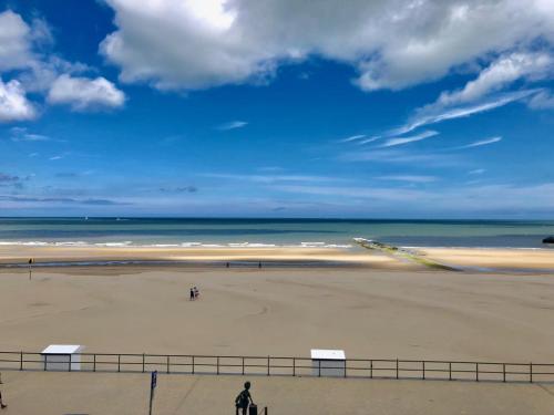 a view of a beach with the ocean at Gezellig appartement met zeezicht Middelkerke in Middelkerke