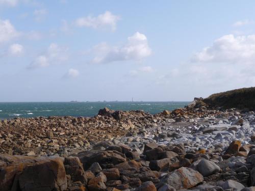 a large group of rocks on a beach at Chambre d'hôtes Suite 53m2 ou Caravane vintage avec cuisine et salle de bains privées, B&B 53m2 Suite or Vintage caravan with private kitchen and bathroom in Pleumeur-Gautier
