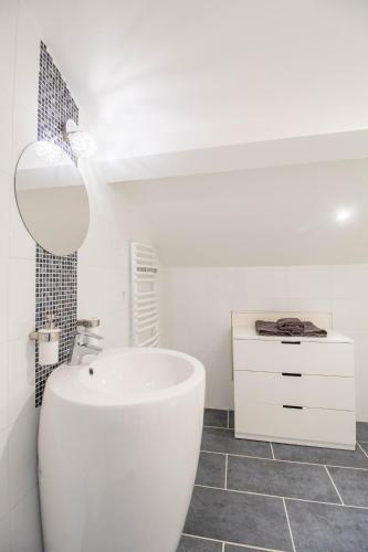 une salle de bain blanche avec une baignoire et un lavabo dans l'établissement Chambres d'hôtes Villa Volcano, à Durtol