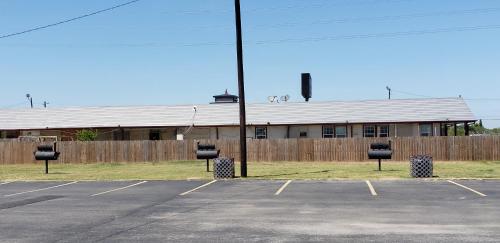 ein Parkplatz vor einem Gebäude in der Unterkunft Executive Inn in Corpus Christi