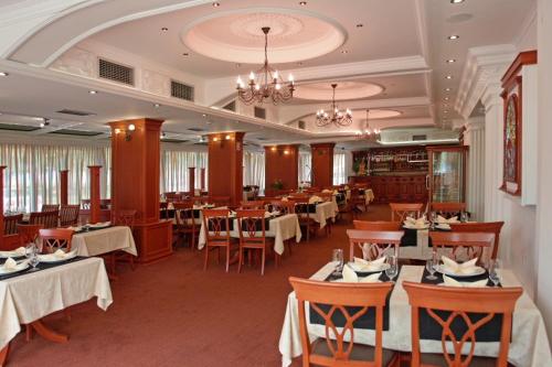 ein Esszimmer mit Tischen und Stühlen in einem Restaurant in der Unterkunft Hotel Garden in Ohrid
