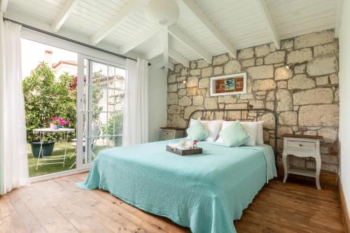Postel nebo postele na pokoji v ubytování Deniz Kabugu Hotel