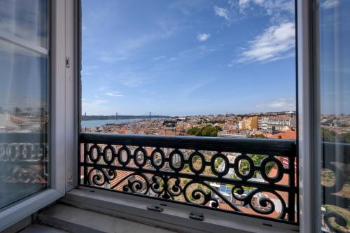 balcone con vista sulla città di Pensao Londres a Lisbona