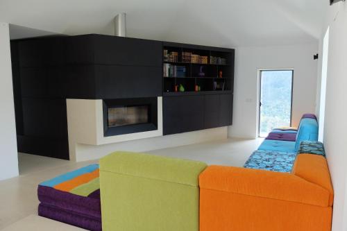 Quinta do Sol في قلعة بايفا: غرفة معيشة مع أريكة ومدفأة