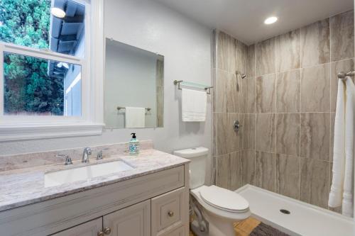 baño con lavabo y aseo y ventana en @ Marbella Lane 5BR House in Downtown Redwood City, en Redwood City