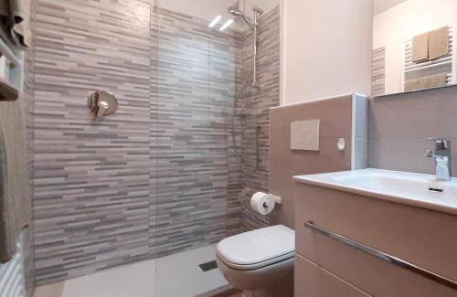 Ванна кімната в Appartamento Pampeago 10