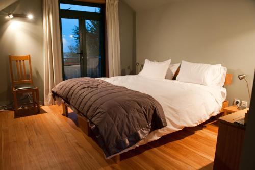 Кровать или кровати в номере Hereweka Garden Retreat