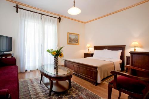 Postel nebo postele na pokoji v ubytování Kymata Hotel