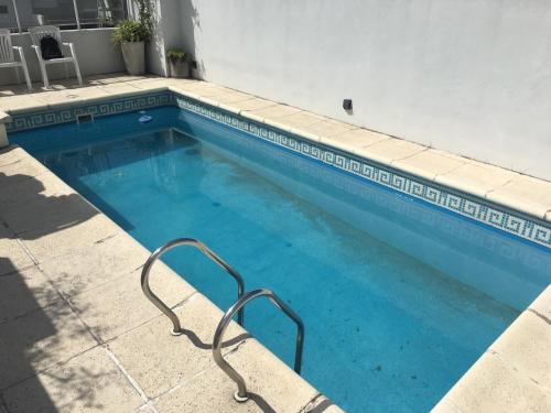 สระว่ายน้ำที่อยู่ใกล้ ๆ หรือใน Studio Palermo La Rural y Embajada USA
