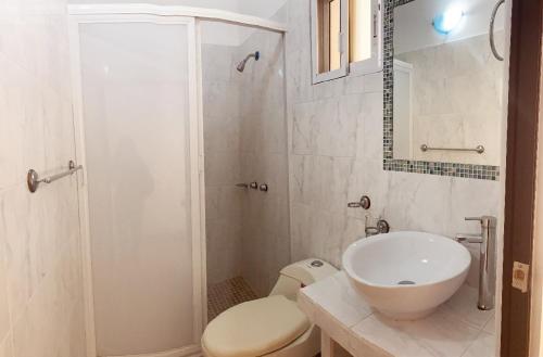 Un baño de Hotel Terrazas Inn