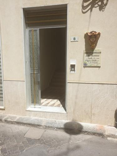 a window on the side of a building at I MORI IN CAMPIDOGLIO AFFITTA CAMERE in SantʼAgata di Militello