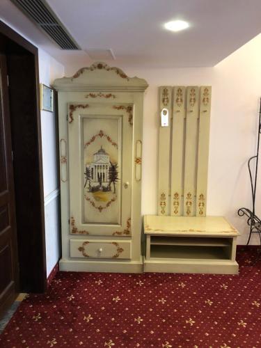 a room with a bench sitting next to a wall at Hotel Aviator Boutique in Otopeni