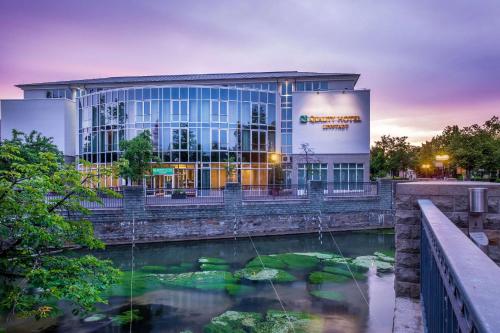 a building with a pond in front of it at Quality Hotel Lippstadt in Lippstadt