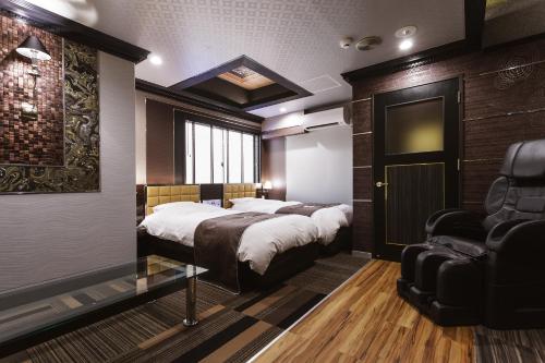 سرير أو أسرّة في غرفة في Hotels & Resort Feel